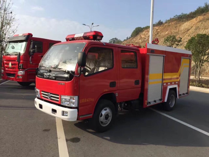 東風多利卡2.5噸水罐消防車